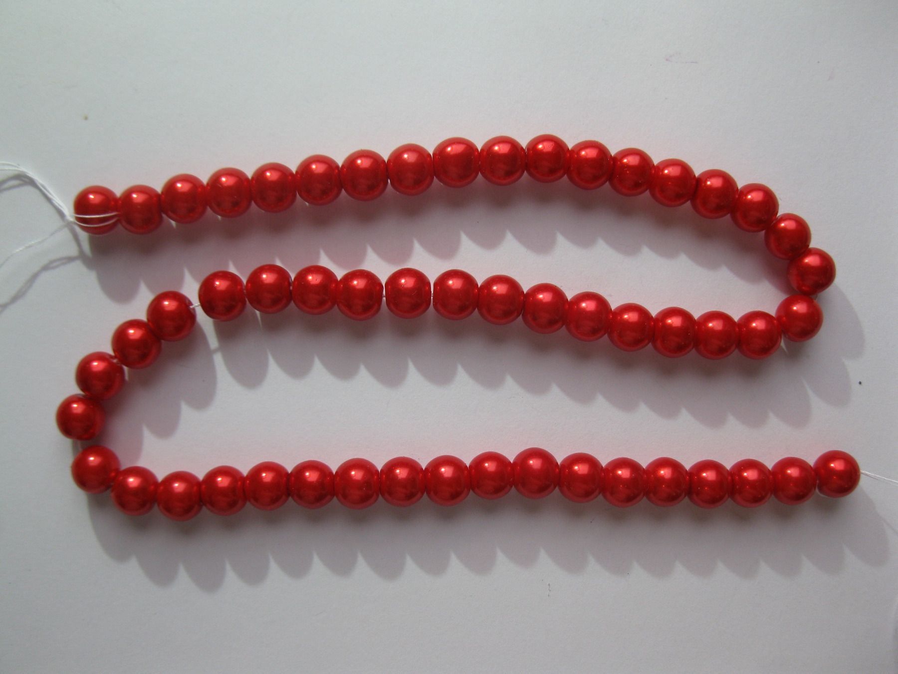 Perle (finte): 1 Strang Glasperlen Perlmutt, rot, 8mm – Nuovo e nell'imballaggio originale da St. Margarethen TG venduto da LuanaKa 1