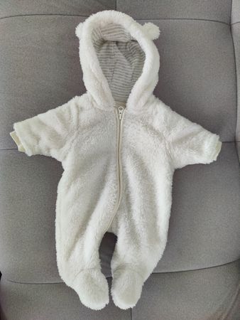 Kuscheliger Fleece-Baby All-in-One mit Kapuze