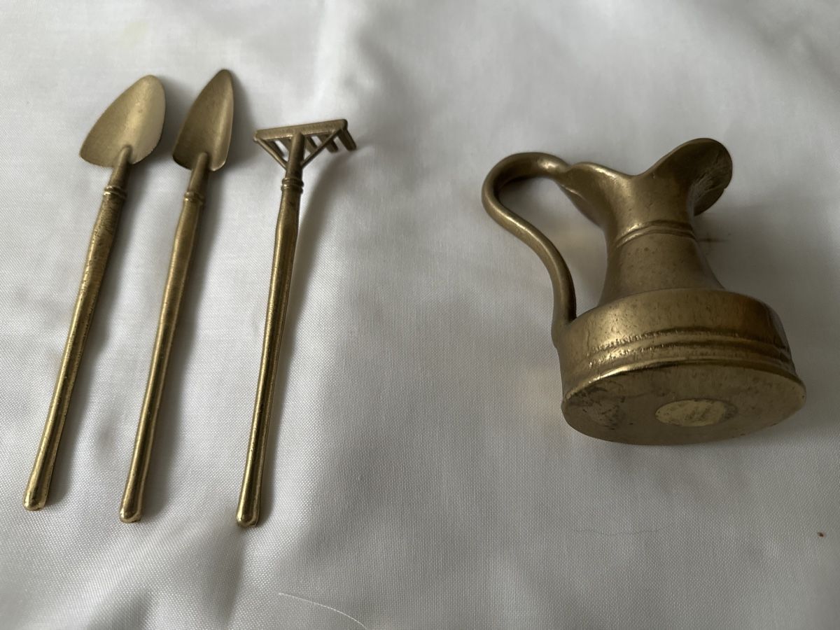 Alle Dekorationen: Messing Krug mit Gartengeräte Deko Vintage – Gebraucht aus Zürich von Chaeffeler 2