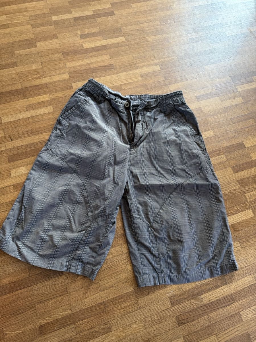 C&A Pantaloni: Coole karierte Sommer-Shorts, Grösse 176 – Usato da Morgarten venduto da elabaumann_ch