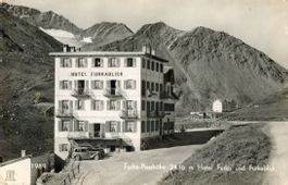 Furka - Passhöhe   VS  -  alte Autos / Hôtel Furkablick