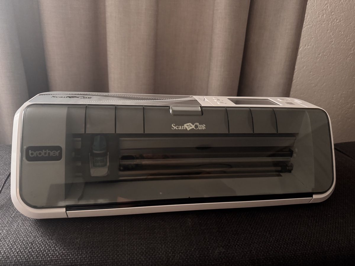Tutte le macchine: Plotter Brother Scan n Cut CM300 – Usato da Möriken AG venduto da Carmen.H. 1