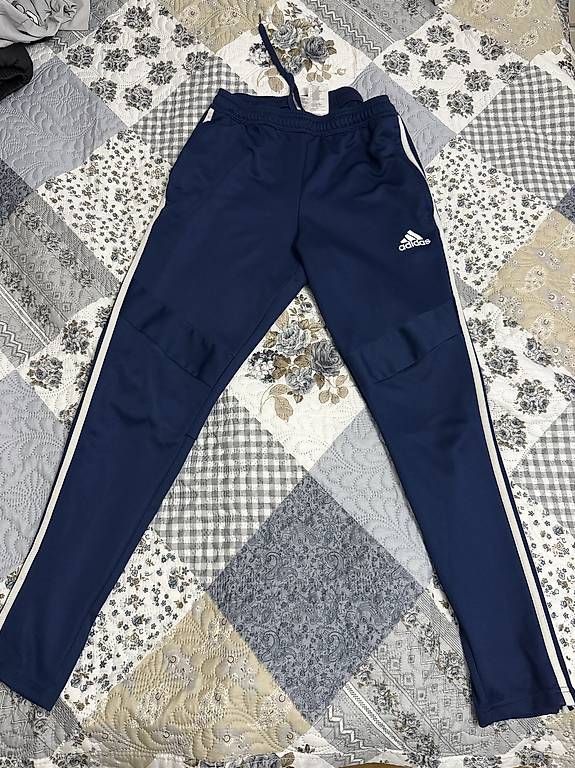 Adidas Hosen: Jogging Adidas M – Gebraucht aus Nyon von lio_5n8l