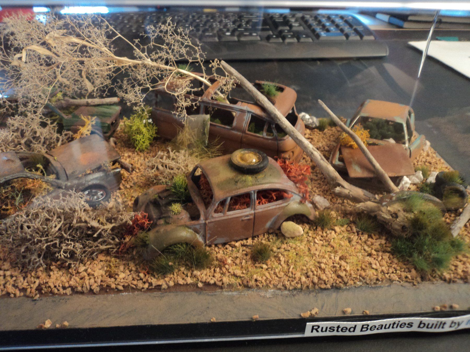 Volkswagen Modellini d'auto: Diorama Schrottplatz 1/43 mit 2x VW Scirocco, VW Käfer – Nuovo (secondo la descrizione) da Schwarzenburg venduto da modelCARama 5