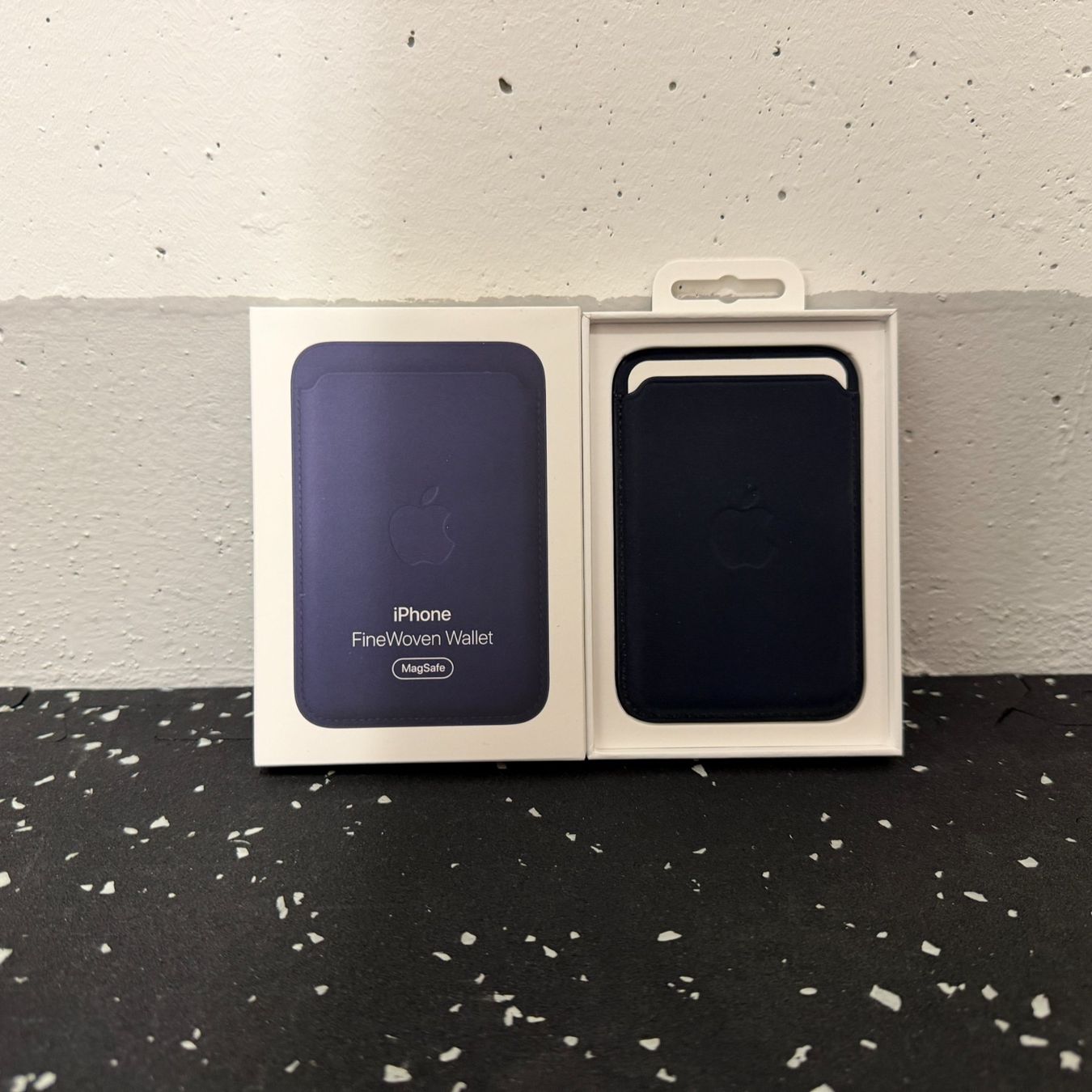 Portafogli: Apple | FineWoven Wallet | Navy – Usato da Tägerwilen venduto da Skillet 1