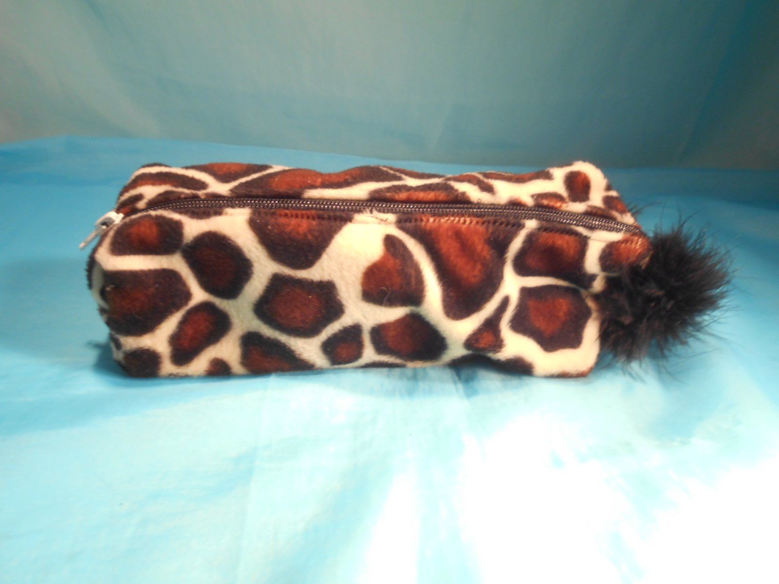 Altro in Scrittura & Disegno: Griffeletui aussen Giraffe, innen: Zebra – Usato da Bellach venduto da JingleCherry