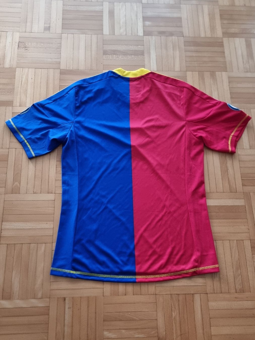 FC Basel Canottiere & Pantaloni: FC Basel 2012-2013 Heimtrikot – Usato da Suhr venduto da SariLacivert1907 1