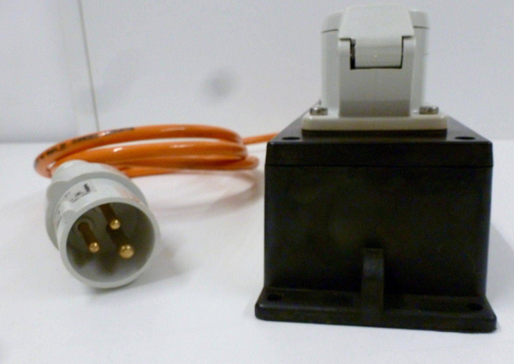 Alimentazione elettrica: CEE STROMSCHIENE 1 auf 2 – Nuovo (secondo la descrizione) da Dietikon venduto da Ilsru 2