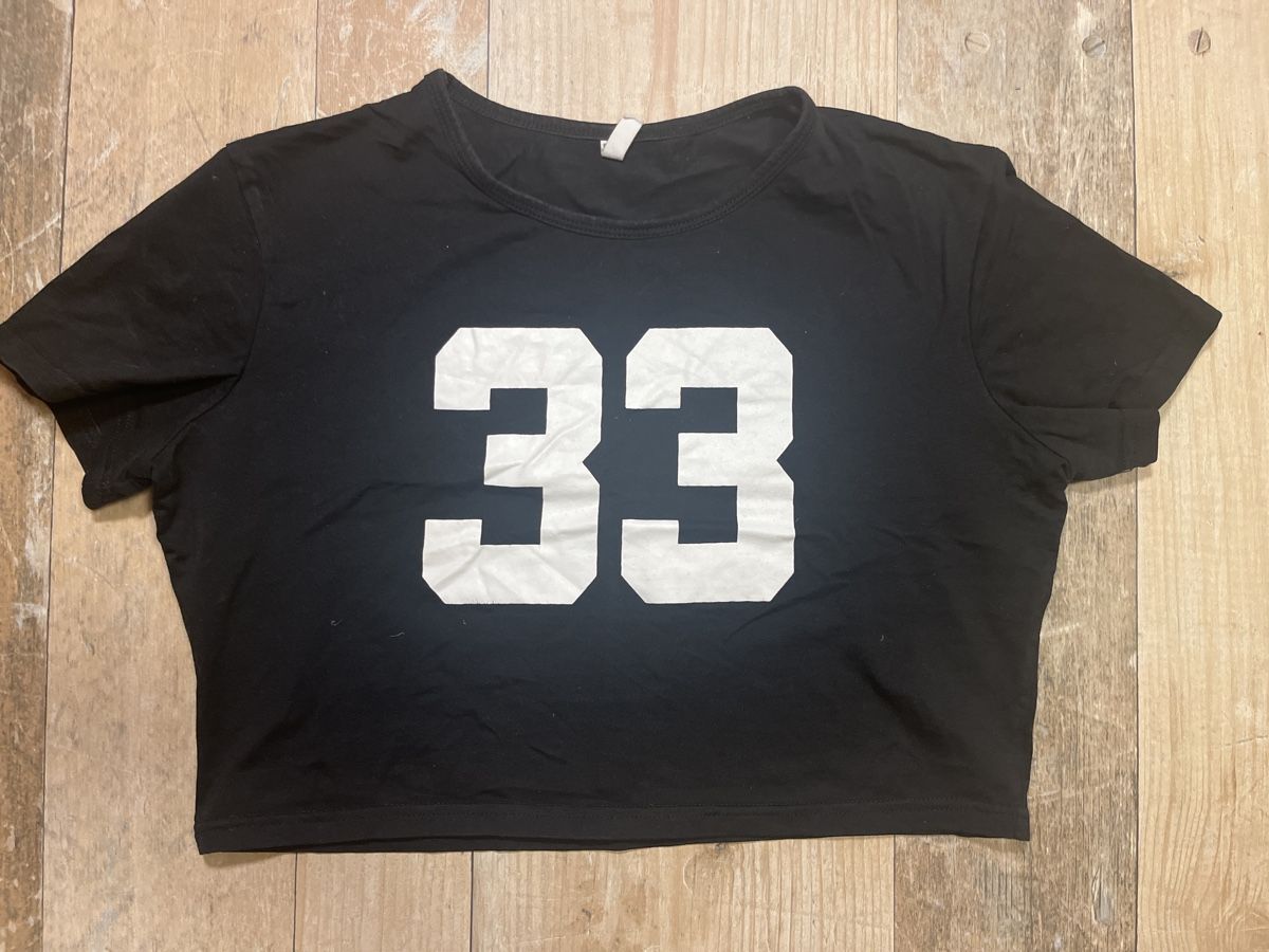 T-shirt: Schwarzes Crop Top Gr. 38 mit Nummer 33 Print – Usato da Kaisten venduto da Wavechip