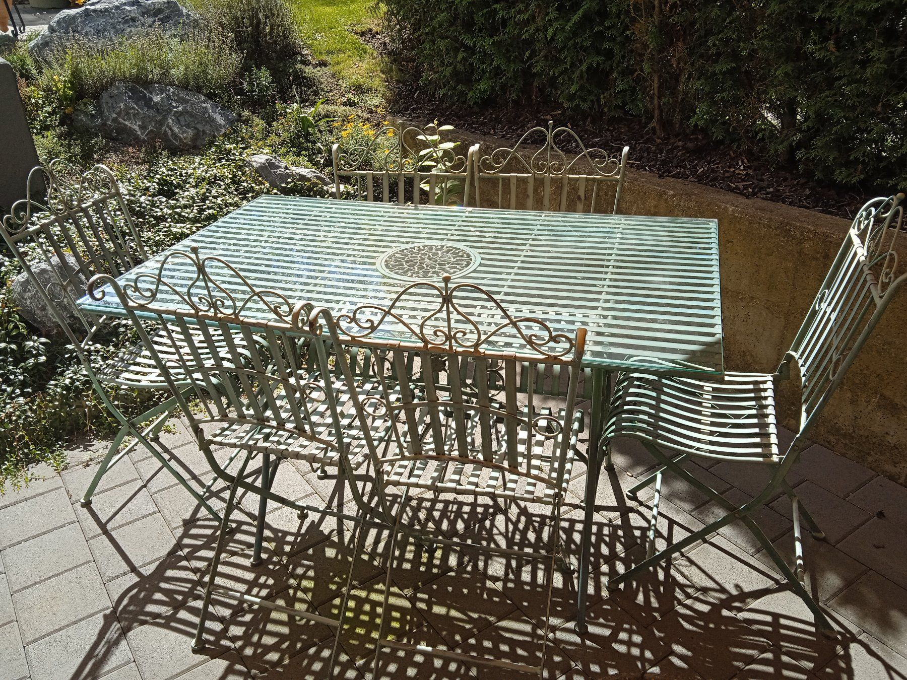 Set di tavolo e panche: Antiker Gusseiserner Tisch mit 6 Stühlen – Usato da Rothrist venduto da MaSa82