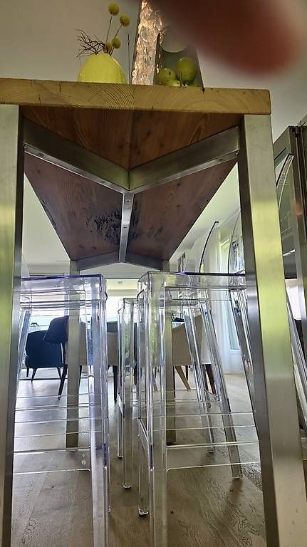 Tavoli: Exklusiver Bartisch mit Kartell Barhocker – Usato da Zürich venduto da ahoch2 2
