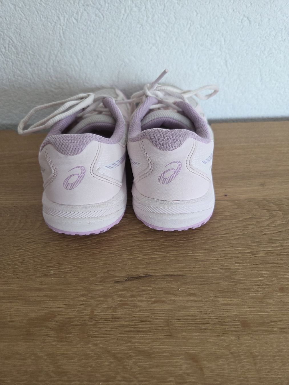 Asics Scarpe per ragazze: Hallenschuhe Asics Upcourt6 Gr.36 – Usato da Zollbrück venduto da Huki1 2