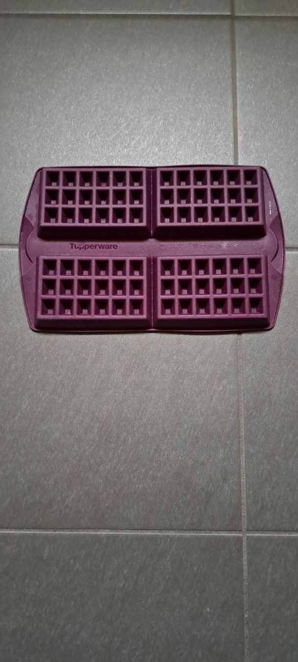 Tupperware Teglie da forno: Tupperware, moule en silicone, Waffelform/ gauffre – Nuovo e nell'imballaggio originale da Lussery-Villars venduto da pousinete02 1