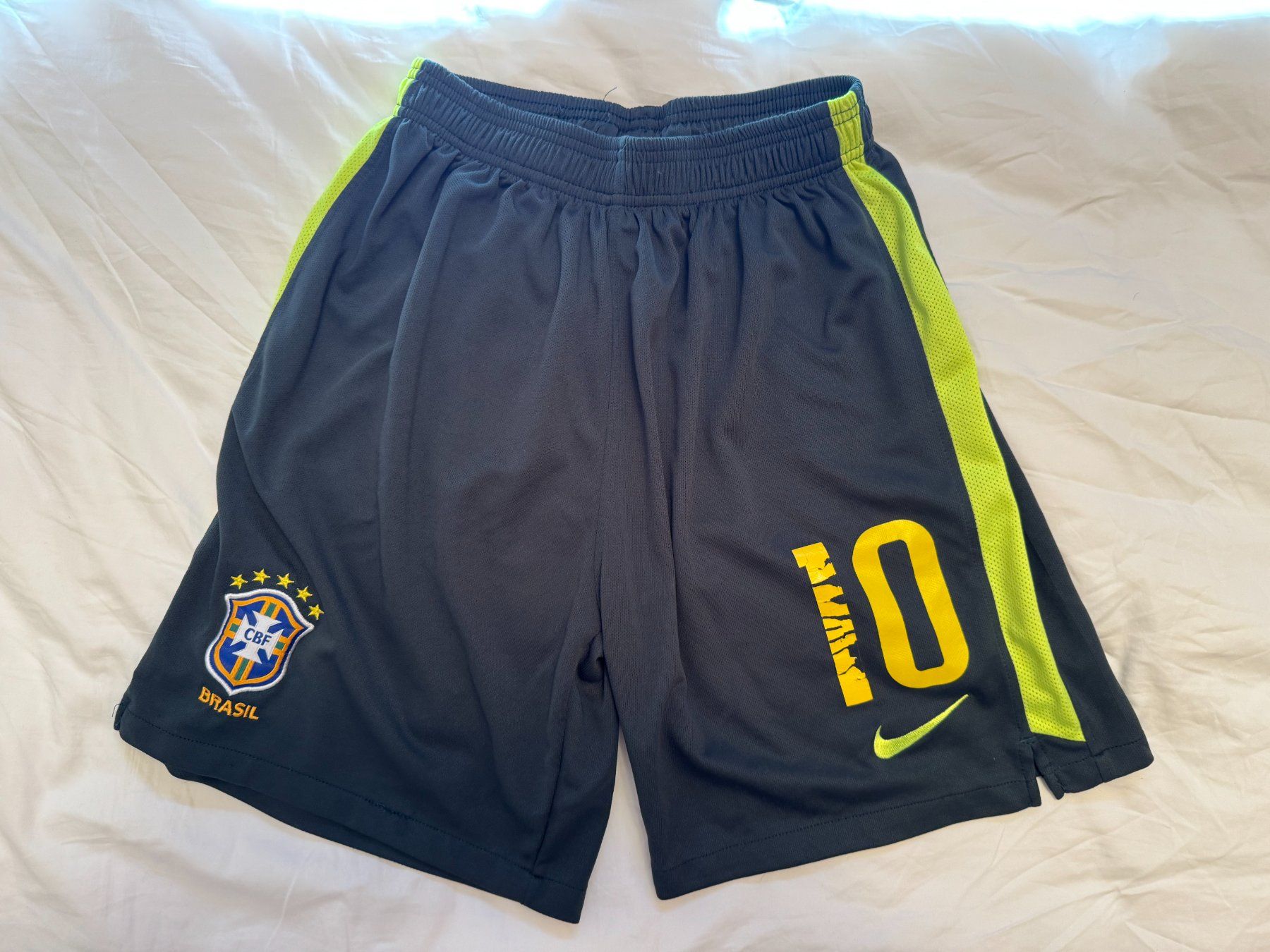 Nike Hosen: Brazil shorts Neymar 10 - Nike L – Gebraucht aus Sorengo von tia_jersey