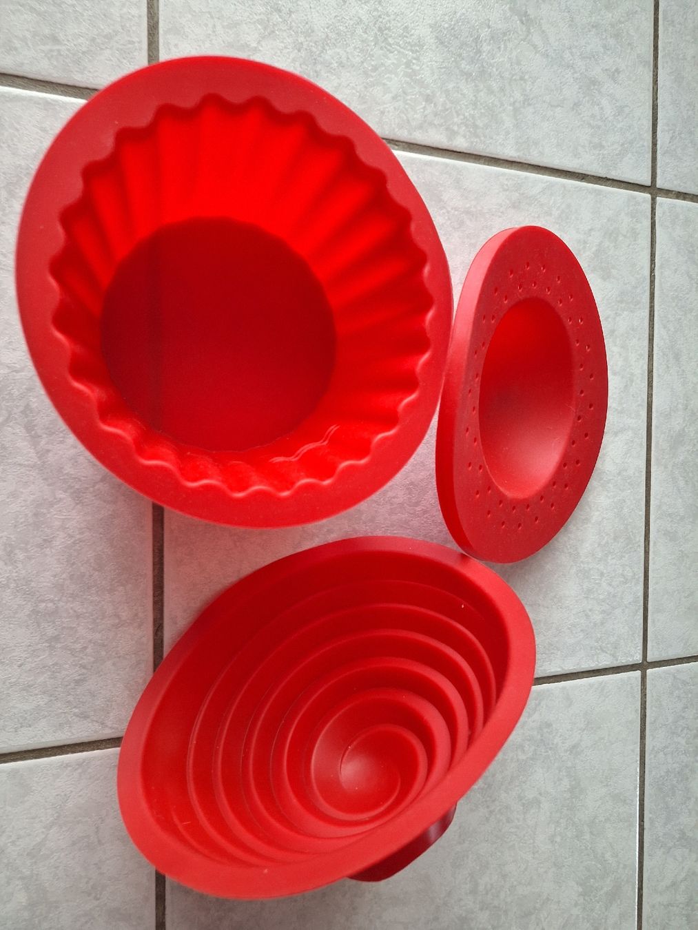 Teglie da forno: Rote Silikon Kuchenform/Cupcakeform – Usato da Stettlen venduto da lostme 2