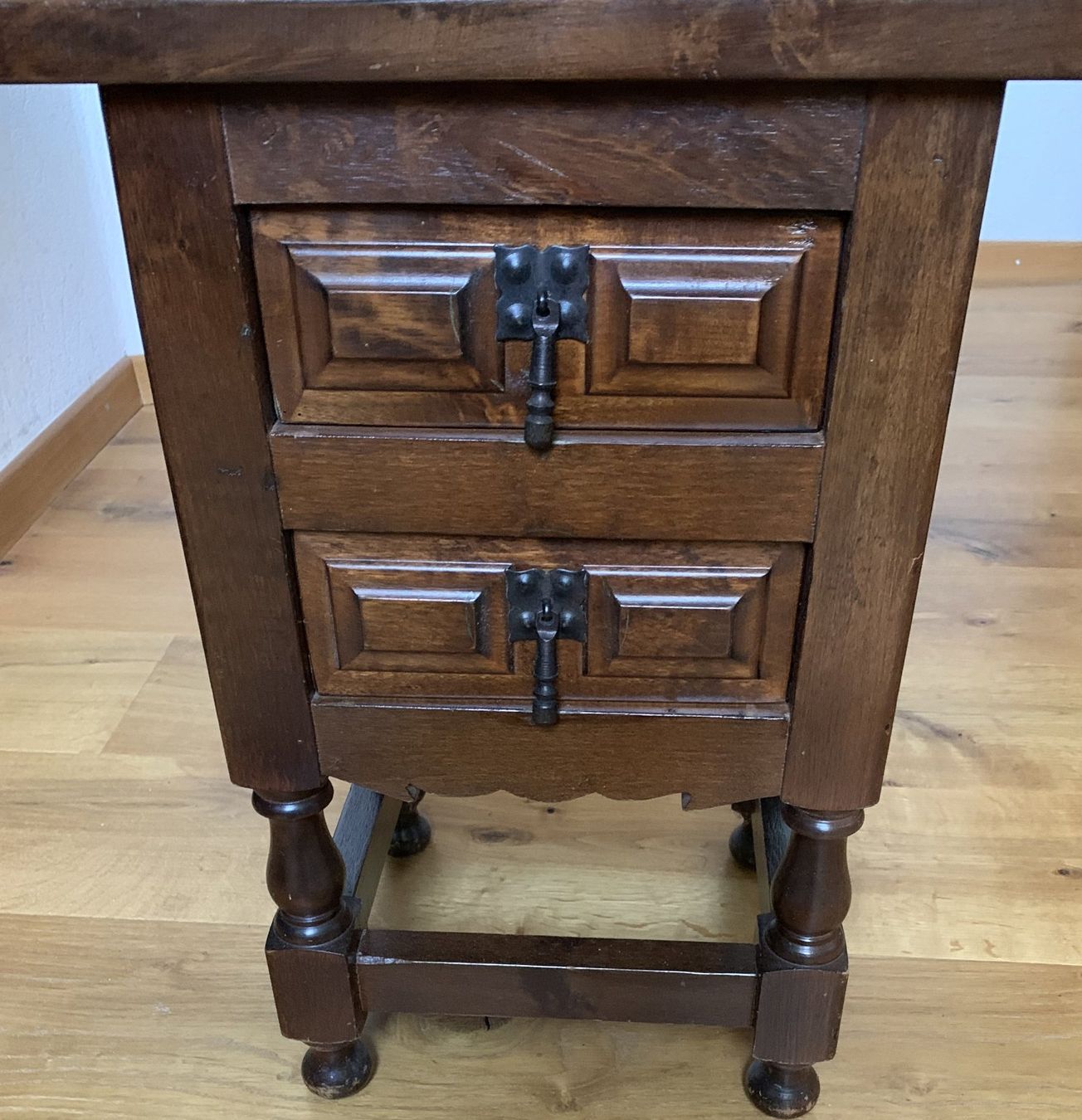 Nachttische: Rustikaler Nachttisch Spanish Style – Gebraucht aus Birsfelden von Emporio82