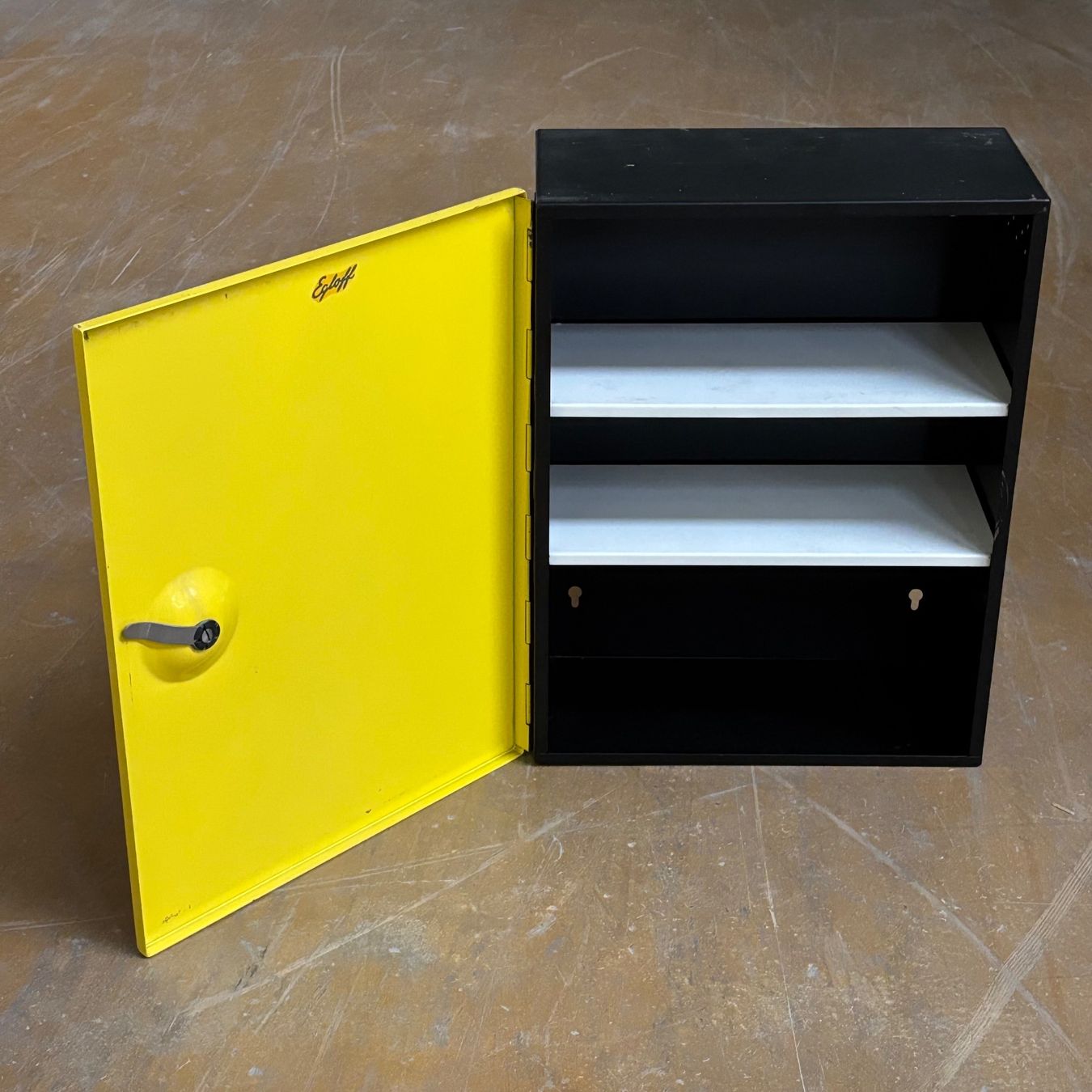 Armadi: 1960er Egloff Apotheker Schrank – Usato da Bern venduto da Modern-Era 7