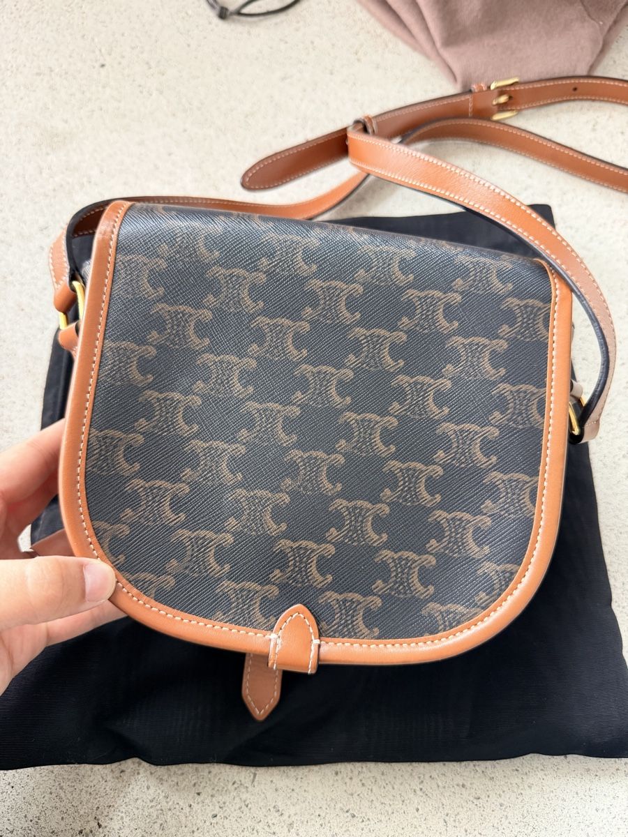 Borse da donna: Celine Medium Folco Tan Triomphe Canvas Saddle Bag 🐎 – Usato da Dübendorf venduto da xce_m8qq 1