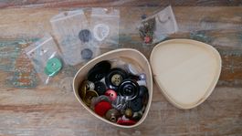 Diverse Knöpfe inkl Schachtel Holzschachtel