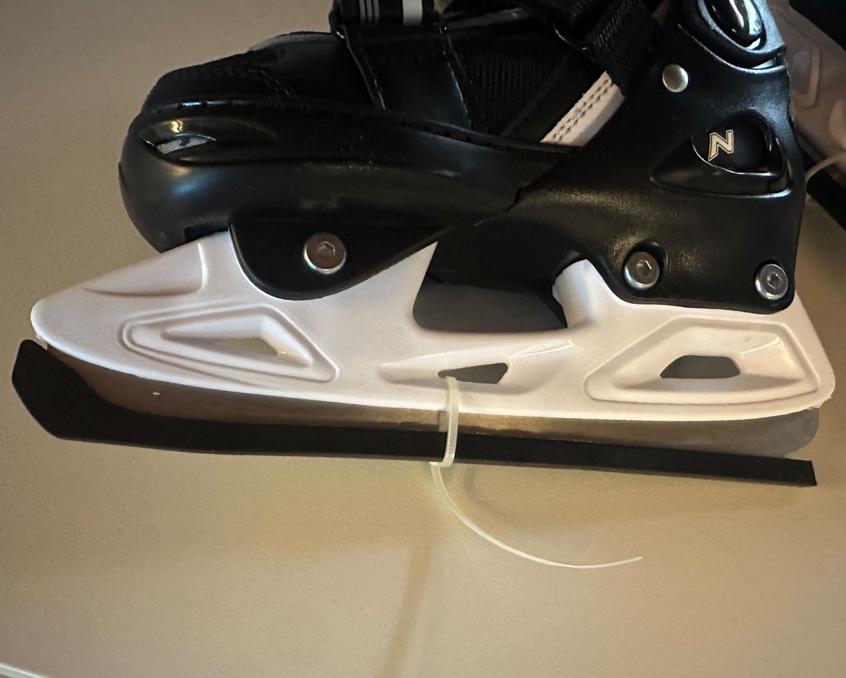 Pattini da ghiaccio: Nijdam Kinder-Eishockeyschlittschuhe Gr. 2932 – Nuovo e nell'imballaggio originale da Sursee venduto da ali_wd2m 8