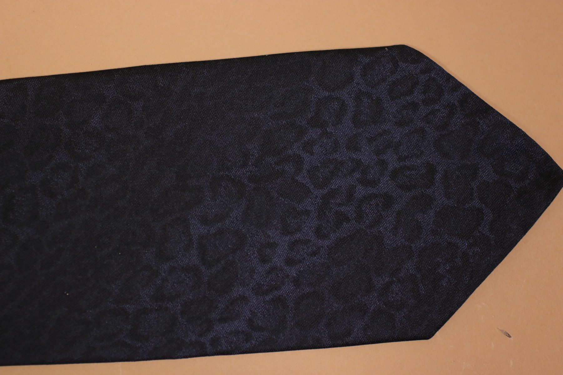 Dolce & Gabbana Cravatte: DOLCE and GABBANA Black Leopard Silk Tie – Usato da Hombrechtikon venduto da BAZ-Vintage 2