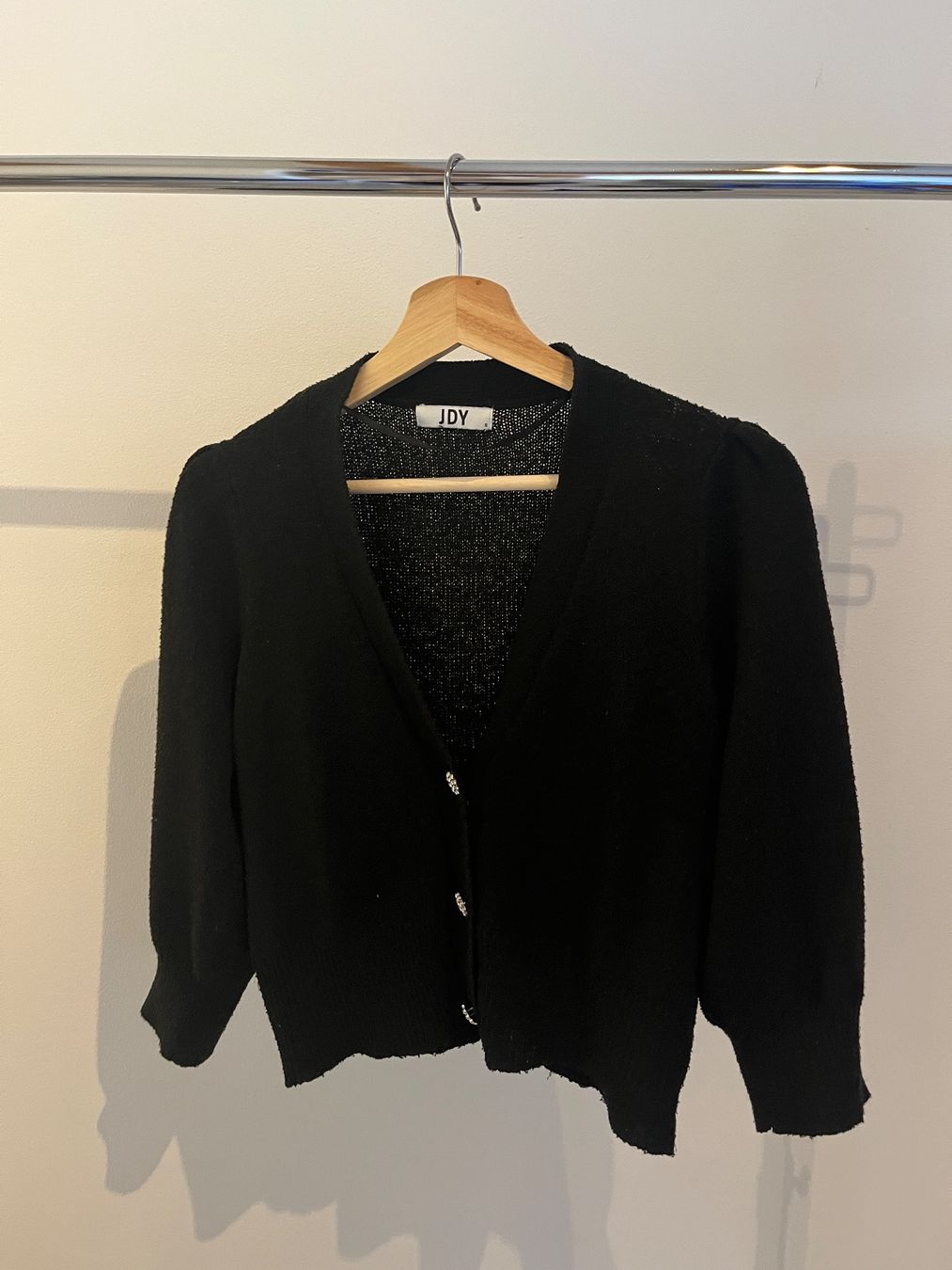 Giacche: Cardigan avec bouton en fleur – Usato da Savagnier venduto da taianab