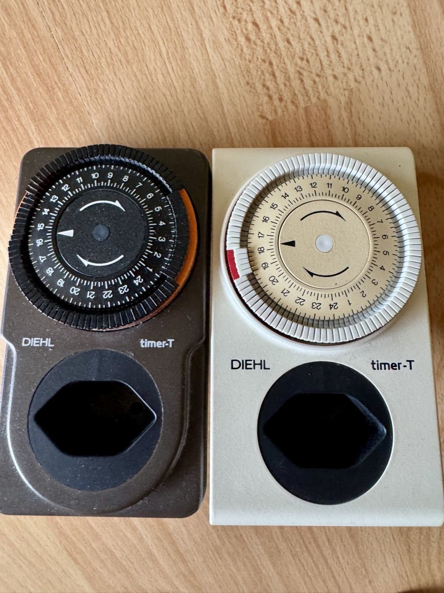 Spine: 2x DIEHL timer-T mechanische Steckdosentimer – Usato da Zürich venduto da pilatus777 2