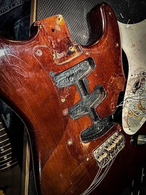 Fender Strumenti musicali: Fender Stratocaster mocca refin 69-70 – Usato da Montreux venduto da Alligator-AMPS 7