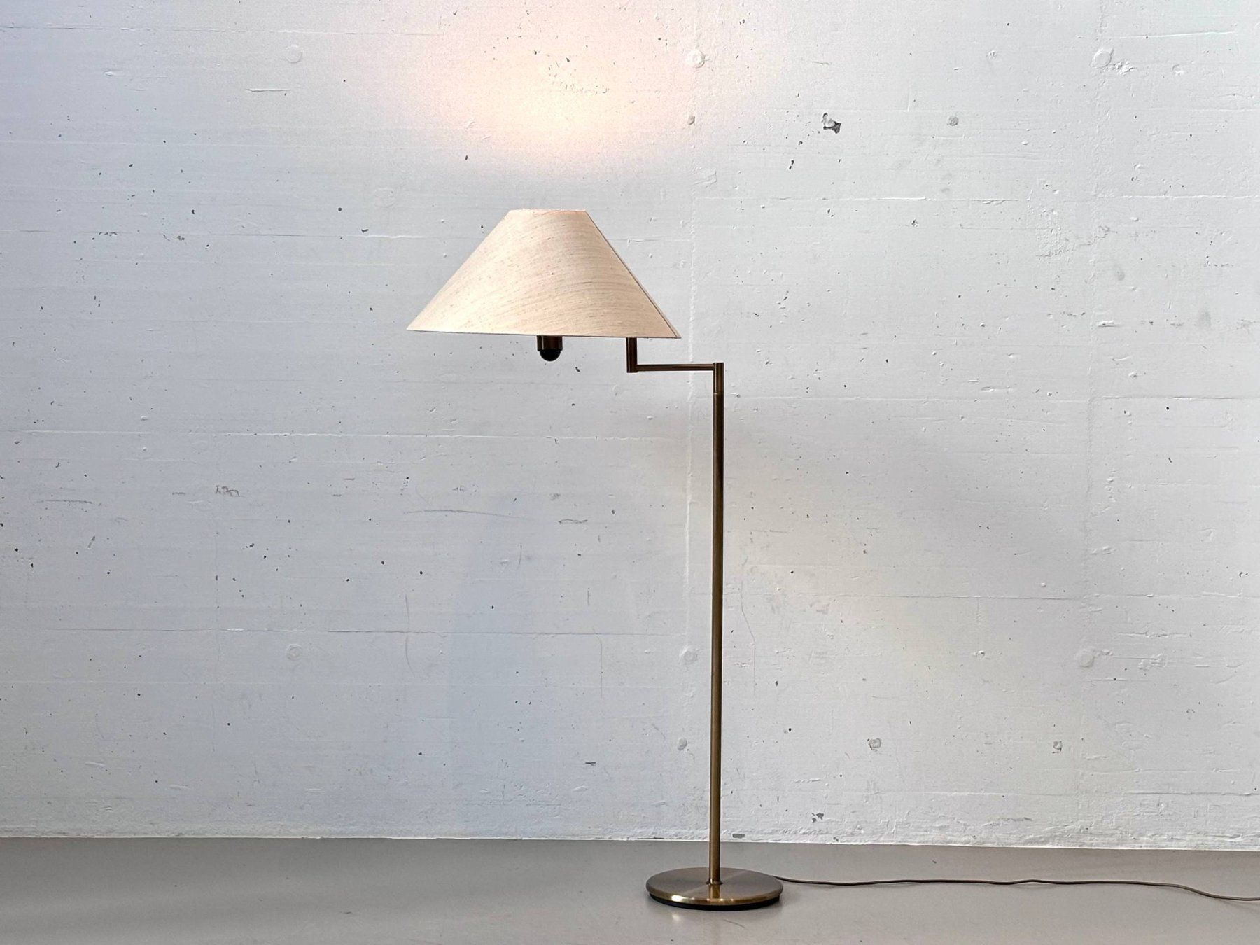 Lampade: Elegante Stehlampe aus Messing mit Textilschirm, 1990er – Usato da Zürich venduto da LeMoege 1