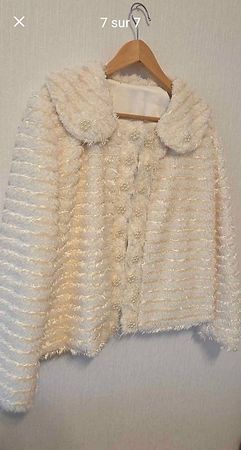 Veste courte chic écru /blanc cassé avec détails perles