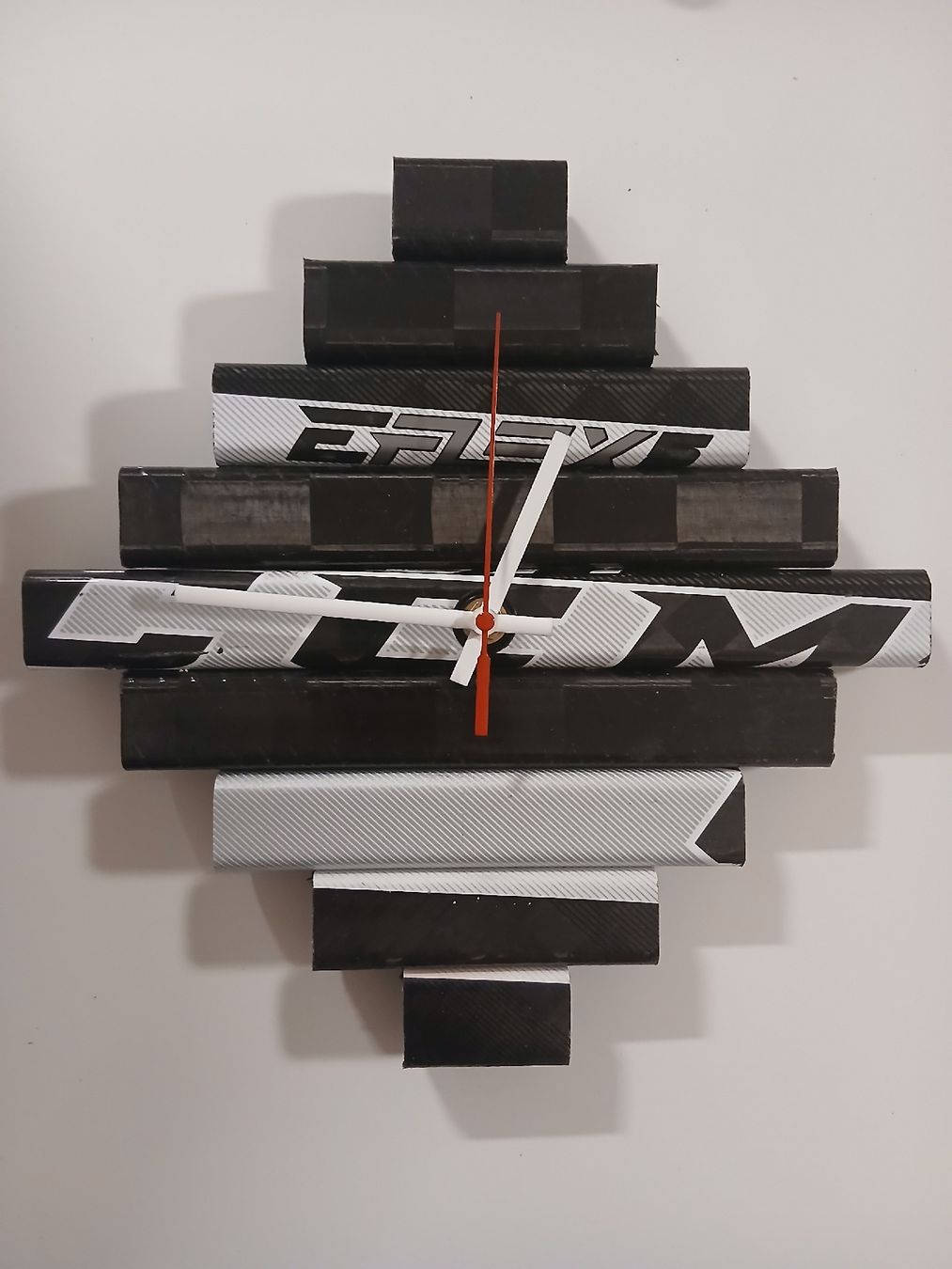 Orologi: Hockey stick clock CCM 27x27 cm – Usato da Taverne venduto da damigiano