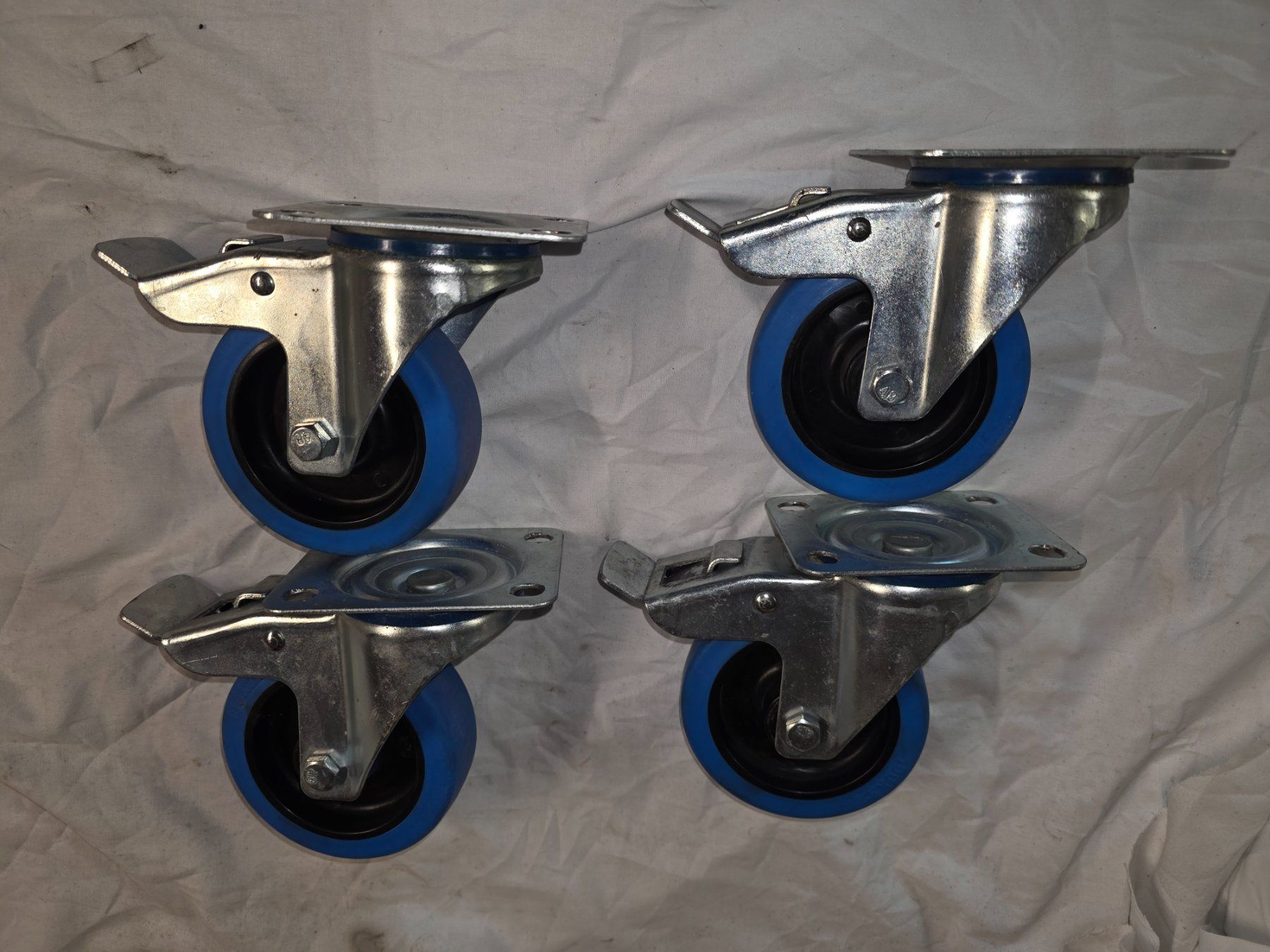 Altro per stoccaggio & trasporto: 4 Lenkrollen mit Bremse blau Rad 9 cm – Usato da Kirchlindach venduto da rey_g5wn 4
