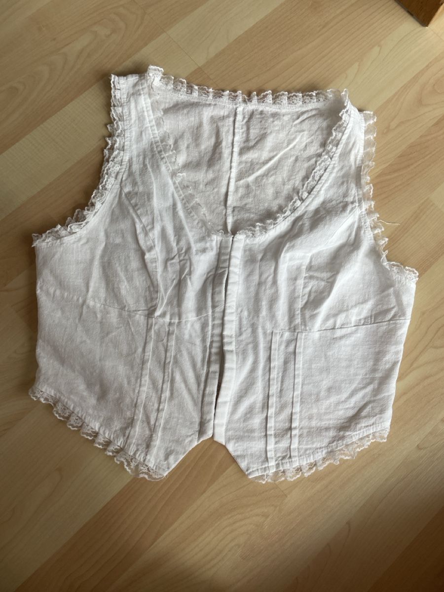 Top: Top/Weste mit Spitzen – Usato da Sissach venduto da nelimas