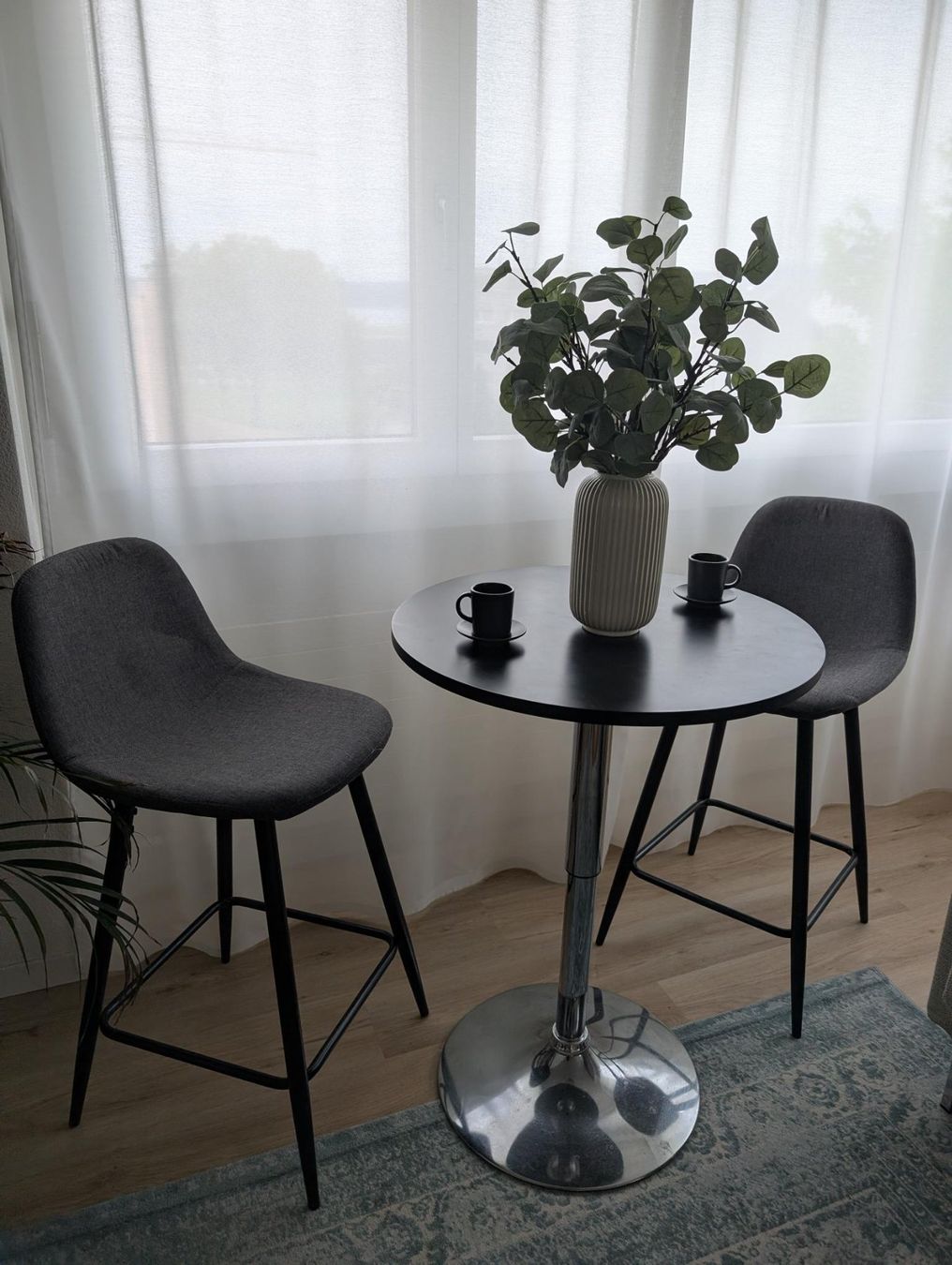 Tavoli: Modern High Table with 2 Bar Chairs Excellent Condition – Usato da Pfäffikon SZ venduto da mag_q79n 1