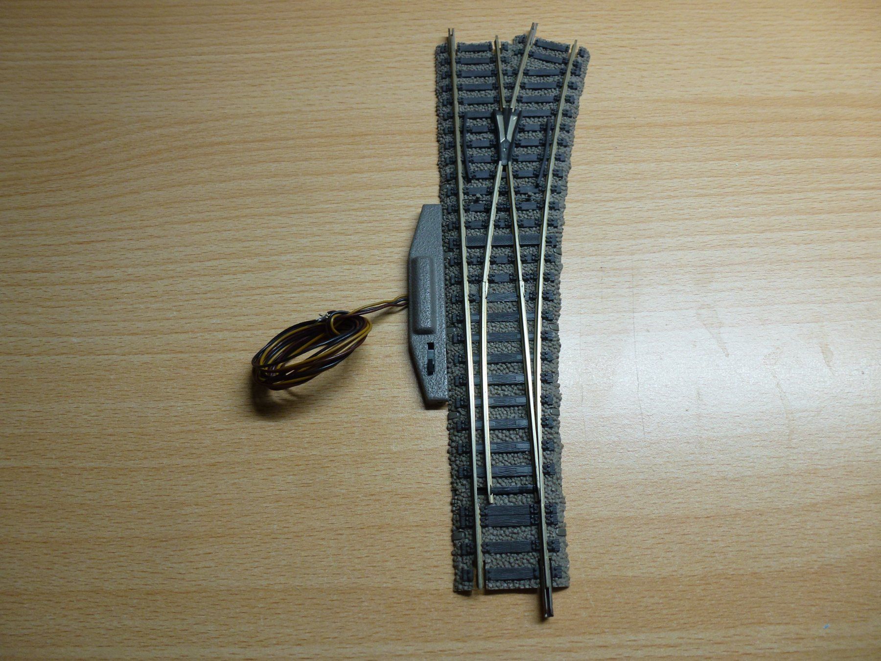 Fleischmann Modellini di ferrovie: Fleischmann H0 Profigleis Weiche rechts 6140 mit Antrieb – Usato da Hombrechtikon venduto da Se9