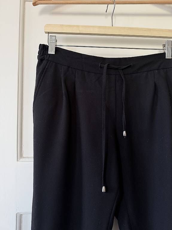 Pantalons: SCHWARZE STOFFHOSE MIT BUND – D'occasion à Zürich par Nadgb1303 1