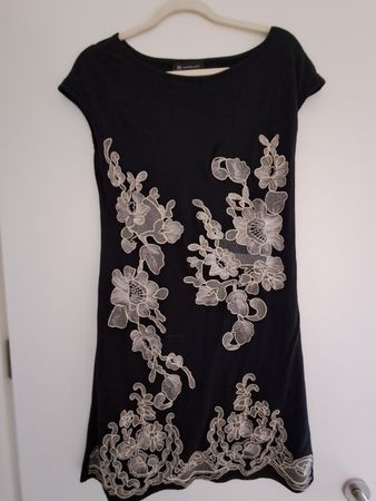 Robe noire INC International Concepts taille M avec broderie