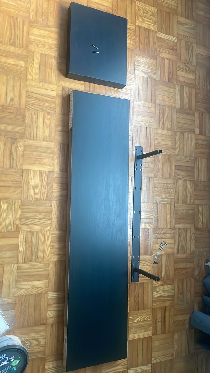 Scaffali: Zwei schwarze Wandregale – Usato da Holderbank AG venduto da Hallo104