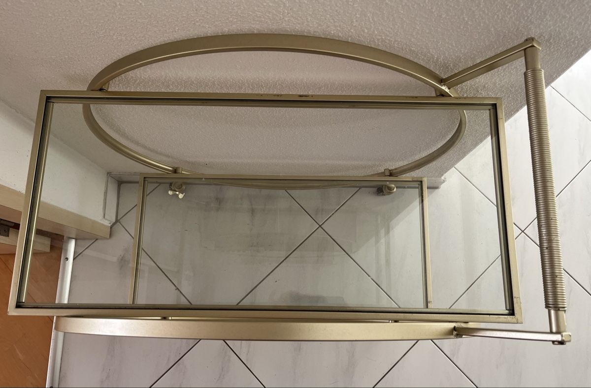 Servierwagen: Wunderschöner goldener Servierwagen mit Glastablaren – Gebraucht aus Hildisrieden von Gwennn 1