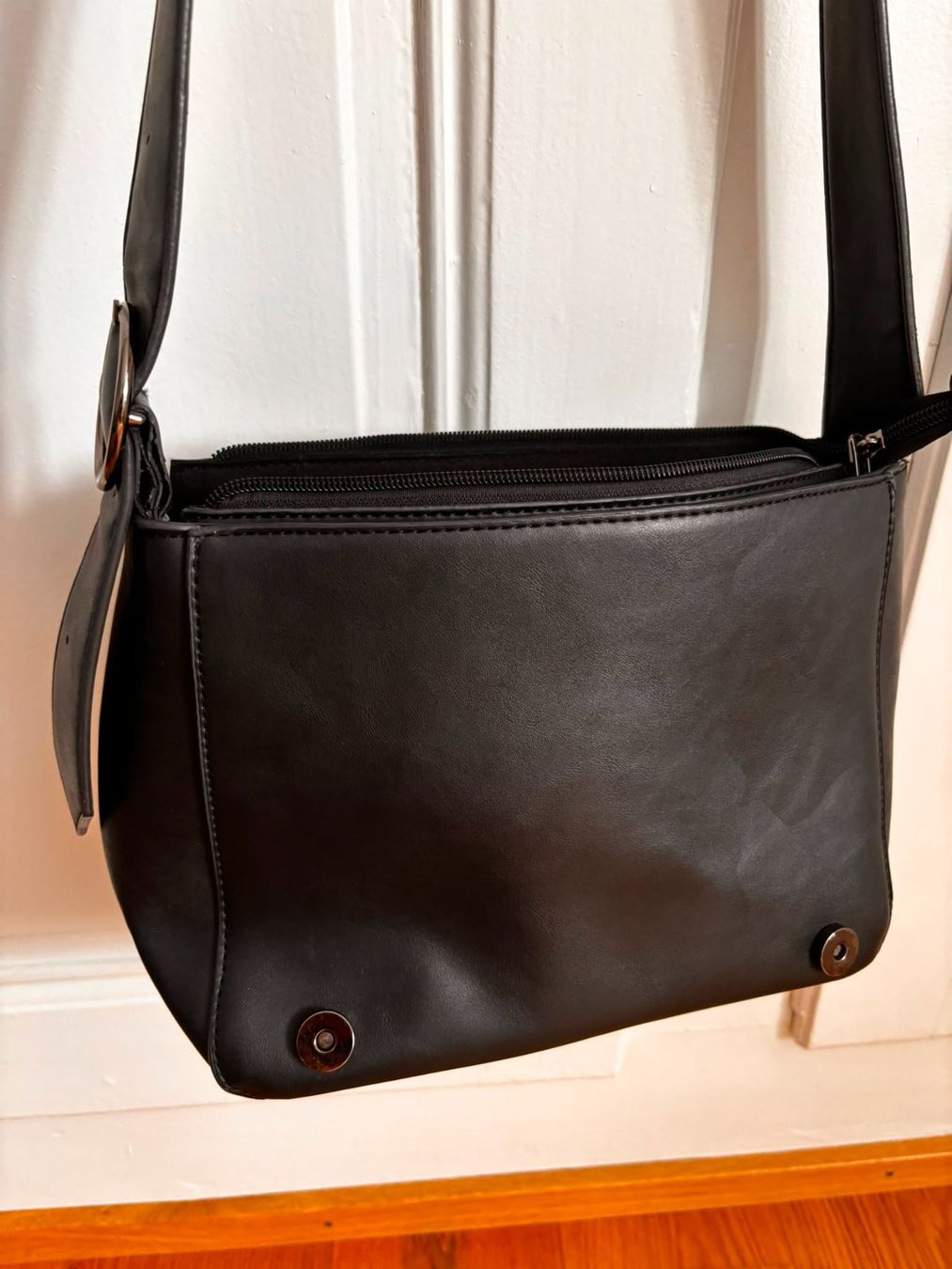 Taschen für Damen: Sac à bandoulière noir – Gebraucht aus Romainmôtier von val_r8sn 1