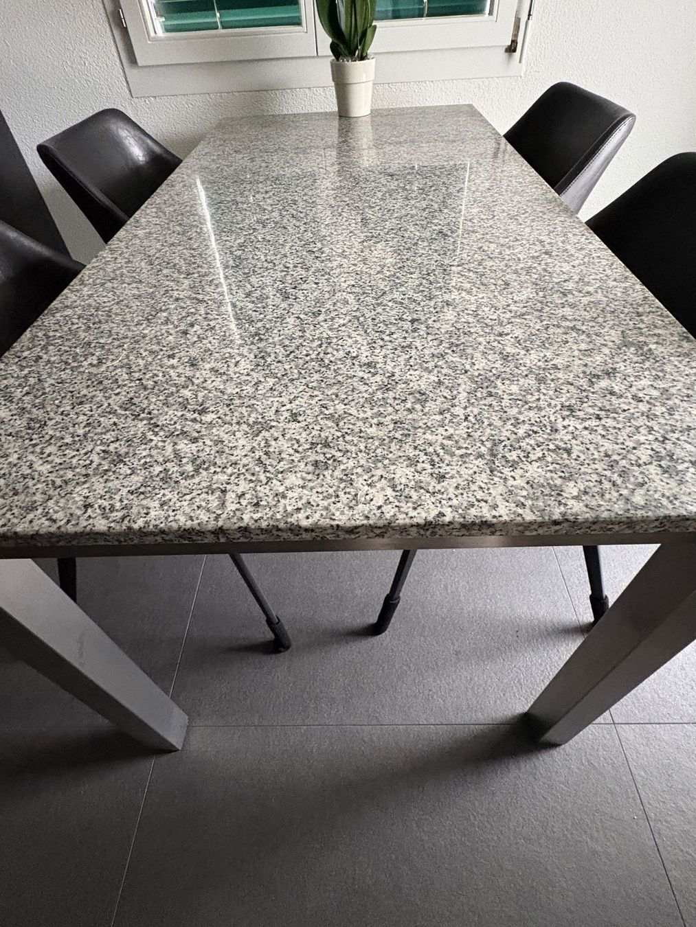 Tavoli: GRANITTISCH FÜR DRAUSSEN ODER INNENBEREICH – Usato da Ibach venduto da lisch3