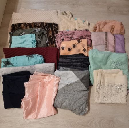18 Schals, Loops, Halstücher