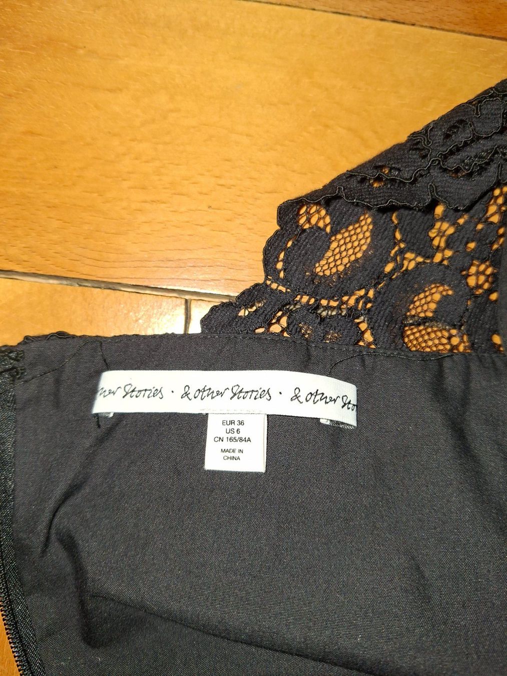 Other Stories Vestiti: kurzes Spitzenkleid von "and other stories" – Usato da Bern venduto da Akatinka 3