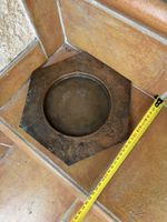 Plat décoratif hexagonal en cuivre motif animalier ancien
