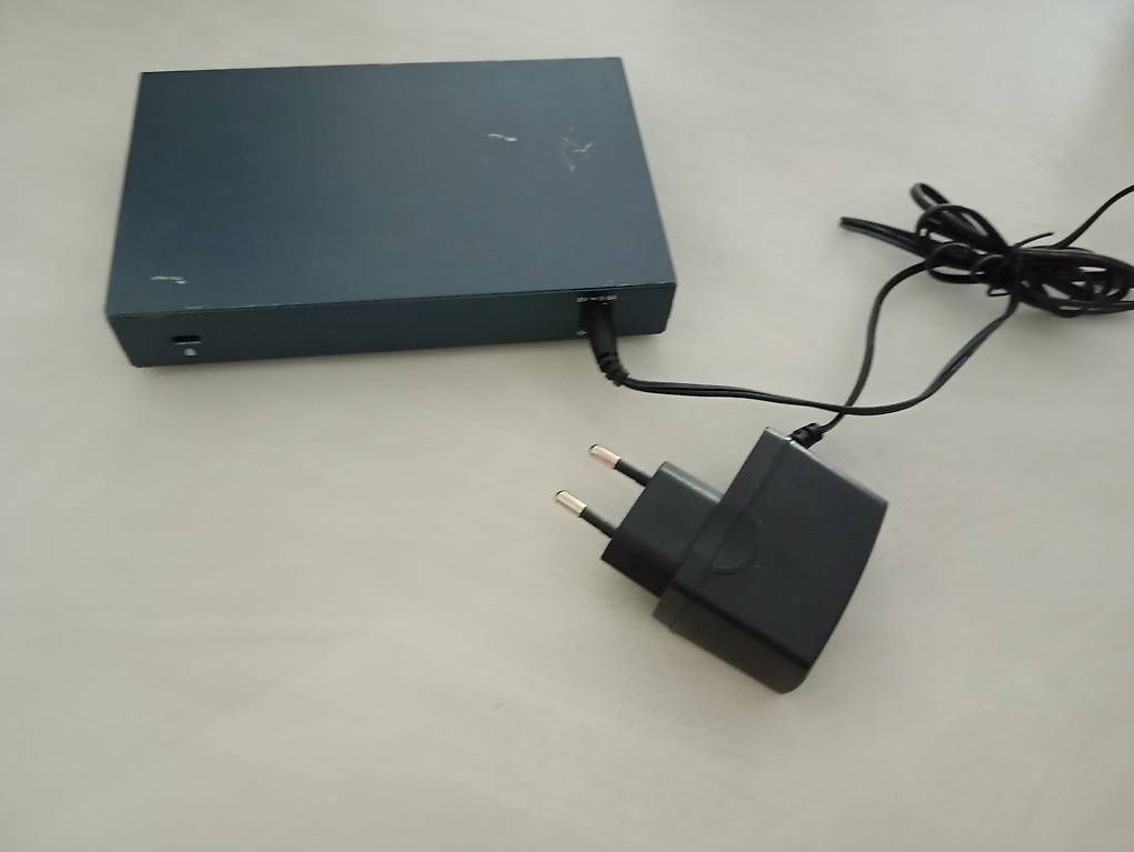 Hubs & Switches: Switch tp-link 8 porte  – D'occasion à Pambio-Noranco par sam_5ggb 1