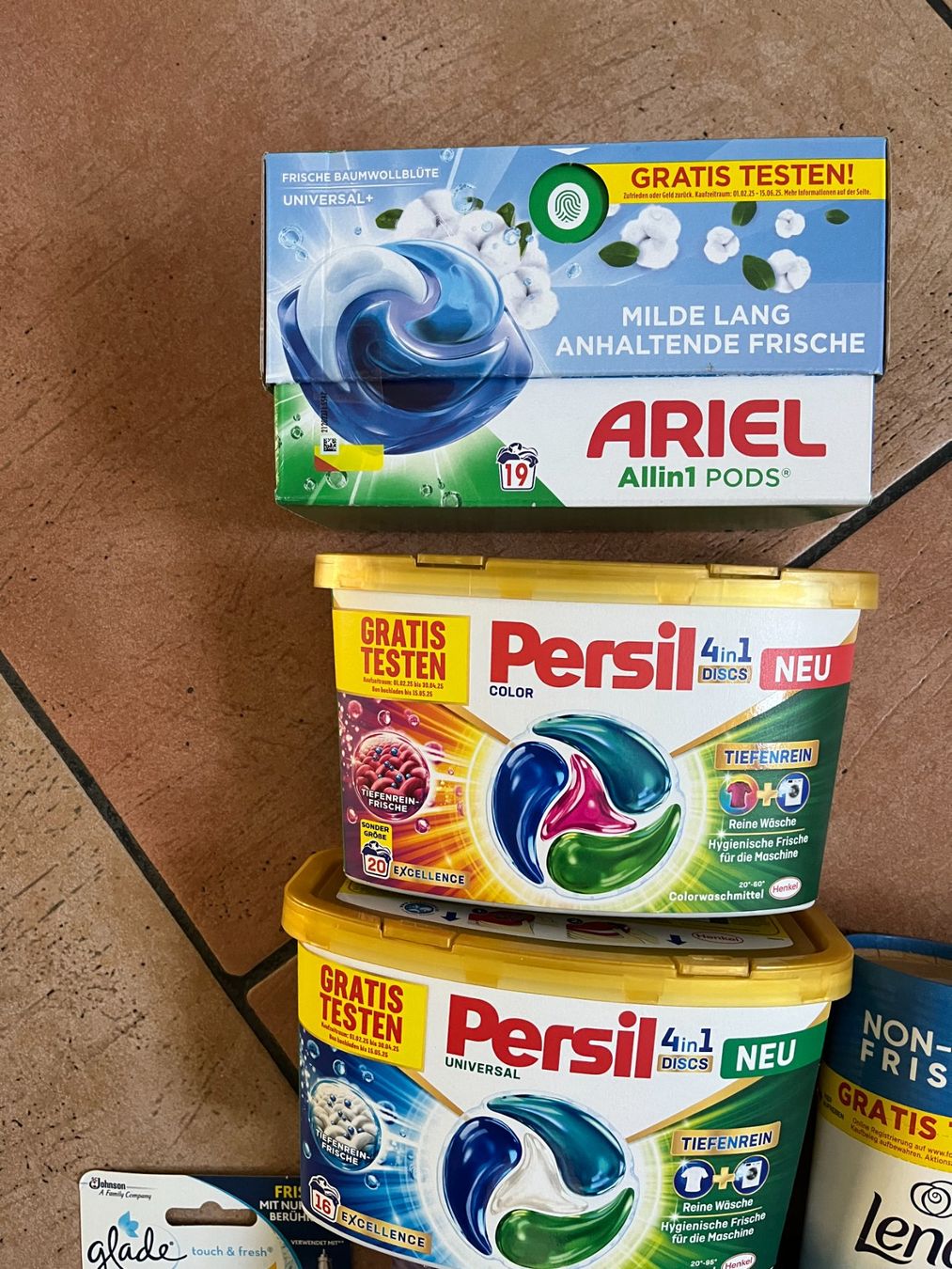 Prodotti di pulizia: Lenor Parfüm , Persil, Ariel und weitere – Nuovo e nell'imballaggio originale da Rekingen AG venduto da Barmaleus 1
