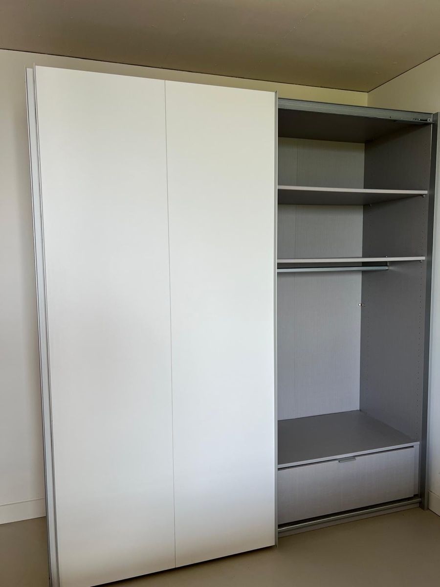 Pfister Armoires: Kleiderschrank weiss  – D'occasion à Mollis par Piet2piet2000 1