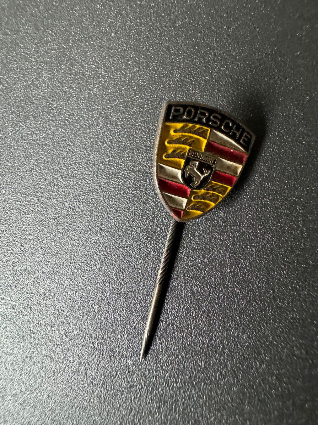 Plaketten & Abzeichen: Pin rare Porsche Anstecknadel – Gebraucht aus Galgenen von rub_f6kh
