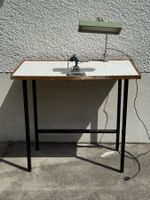 Établi d'atelier vintage avec serre-étau et lampe