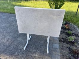 älterer Gartentisch